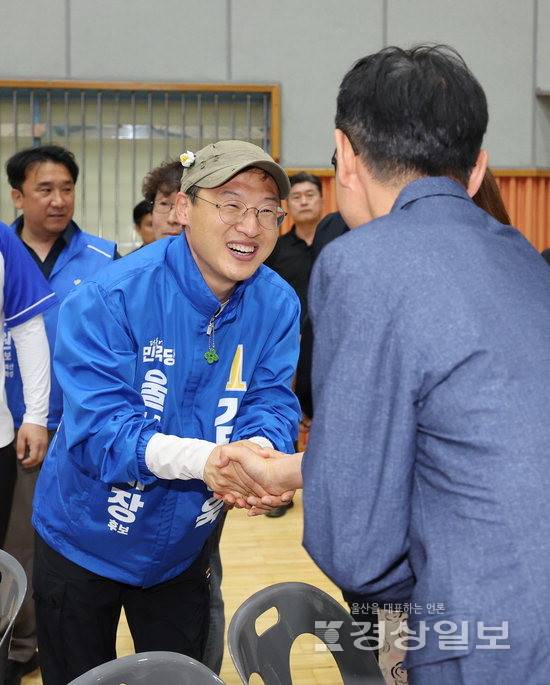 ▲ 더불어민주당 김상욱 울산시장 후보가 31일 울산 중구 울산고등학교에서 열린 총동창회 행사에 참석해 시민과 인사하고 있다. 연합뉴스