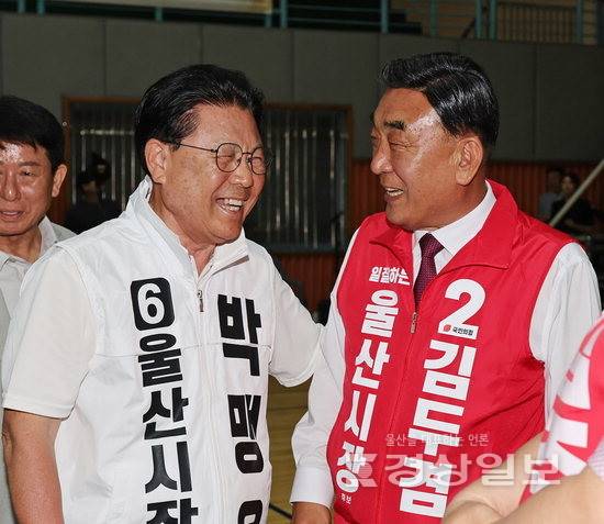 ▲ 무소속 박맹우(왼쪽) 울산시장 후보와 국민의힘 김두겸 울산시장 후보가 31일 울산 중구 울산고등학교에서 열린 총동창회 행사에서 만나 인사하고 있다. 연합뉴스