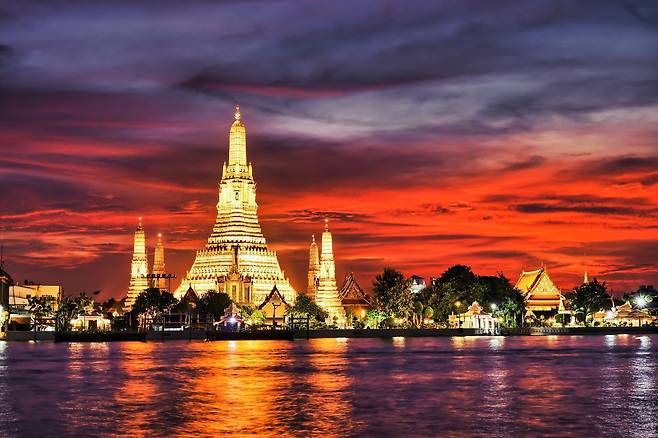 태국 방콕의 방람푸에서 멀지 않은 곳에 위치한 왓 아룬(wat arun·새벽 사원)의 저물녘 풍경. /클립아트코리아
