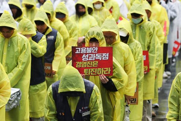 전국화학섬유식품산업노동조합 카카오지회(카카오 노조) 조합원들이 20일 경기도 성남시 판교역 광장에서 '2026 임단협 승리 결의대회'를 열고 있다. 연합뉴스