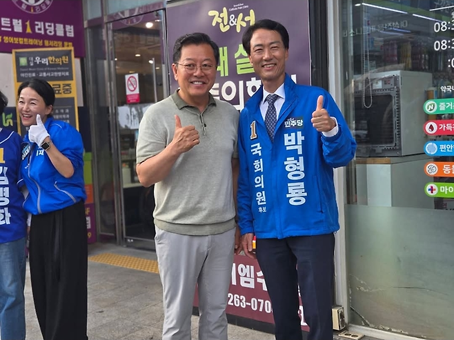 대구 달성군 국회의원 보궐선거에 출마하는 더불어민주당 박형룡 후보가 지지자와 기념 촬영을 하고 있다. <박형룡 캠프 제공>
