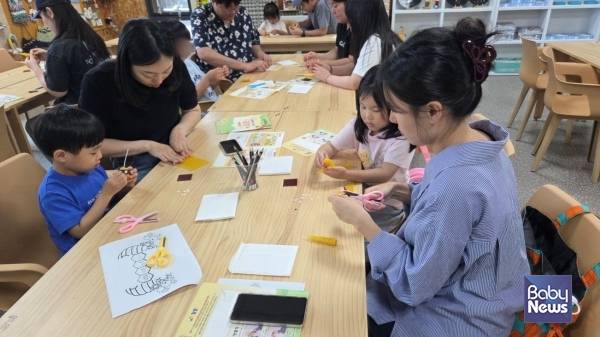 지난 5월 23일 토요 가족환경교육으로 진행한 '친환경 밀랍초 만들기' 체험 모습. ⓒ성동구