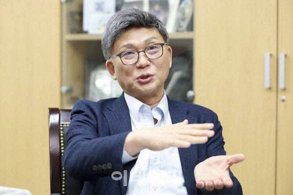 오문성 경희대 경영대학원 세무관리학과 객원교수 / 강남대 세무전문대학원 특임교수 / 법무법인 SL파트너스 고문. △1960년 부산 출생 △서강대 경영학 학사 △서울대 대학원 경영학(회계학) 석사 △고려대 대학원 법학(조세법) 박사 및 경영학(회계학) 박사 △성균관대 국정전문대학원 행정학 박사과정 수료 △가톨릭대 상담심리대학원 심리학 석사 △서강대 정보통신대학원 공학석사(블록체인전공) △공인회계사, 세무사, 증권분석사 △한국조세정책학회 전 회장·현 이사장 △한국납세자연합회 명예회장 △조세심판원 비상임심판관 △기획재정부 세제발전심의위원 △해양수산과학기술진흥원 비상임이사 △한국자산관리공사 기업회생지원위원회 위원장 △한국회계학회·삼일회계법인 저명교수 △전 국세청 국세정보공개심의위원회 위원장 △전 국세청 국세행정개혁위원회 본위원 △전 국세청 국세심사위원 △전 한국도로공사 비상임이사 △전 국회미래연구원 이사 △전 한양여대 세무회계학과 교수△블록체인 유튜브 오문성의 Pick Show 운영 중. (사진=이영훈 기자)