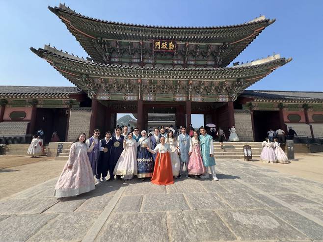 지난 5월 청소년 글로벌 역량 강화사업으로 초청된 튀르키예 대표단이 한복 체험을 하고 있다. (사진=한국청소년활동진흥원)