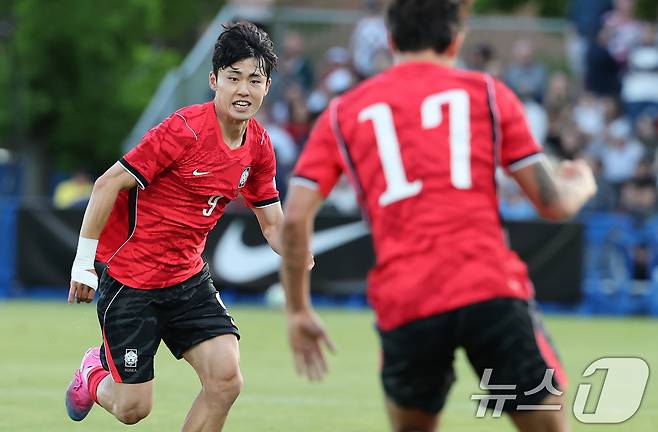 대한민국 축구대표팀 이기혁이 30일(현지시간) 미국 유타주 솔트레이크시티 브리검 영 대학교 BYU 사우스필드 경기장에서 2026 국제축구연맹(FIFA) 북중미 월드컵 앞두고 열린 대한민국과 트리니다드 토바고의 평가전에서 패스를 하고 있다. 2026.5.31 ⓒ 뉴스1 임세영 기자