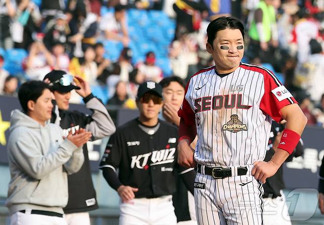 29일 서울 송파구 잠실야구장에서 열린 '2026 신한 SOL KBO리그' KT 위즈와 LG 트윈스의 경기에서 5대6 역전패 당한 LG 주장 박해민이 아쉬워하고 있다. 2026.3.29 ⓒ 뉴스1 김진환 기자