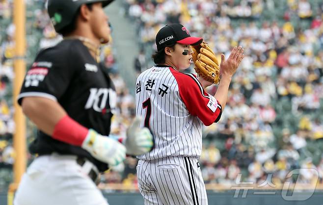 29일 서울 송파구 잠실야구장에서 열린 '2026 신한 SOL KBO리그' KT 위즈와 LG 트윈스의 경기, LG 선발 임찬규가 5회초 2사 1루 상황 KT 안현민을 중견수 플라이로 잡아낸 뒤 손뼉을 치고 있다. 2026.3.29 ⓒ 뉴스1 김진환 기자