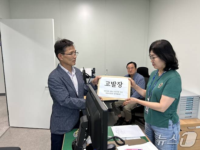김중남 더불어민주당 강원 강릉시장 후보 측이 1일 김홍규 국민의힘 후보를 허위사실 유포 혐의로 강릉경찰서에 고발장을 접수하고 있다.(김중남 후보 캠프 제공, 재판매 및 DB 금지) 2026.6.1/뉴스1