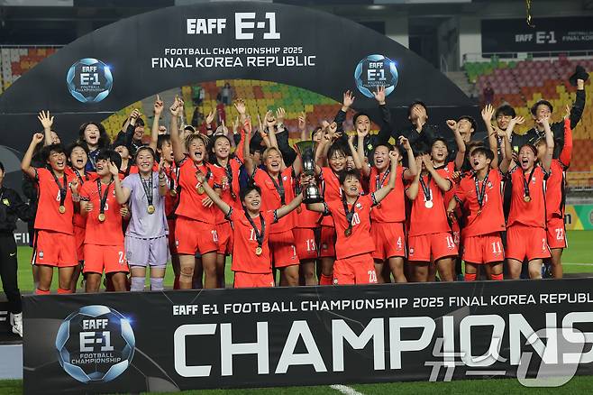 지난해 국내에서 열린 EAFF E-1 챔피언십 정상에 오른 여자 축구대표팀. ⓒ 뉴스1 장수영 기자