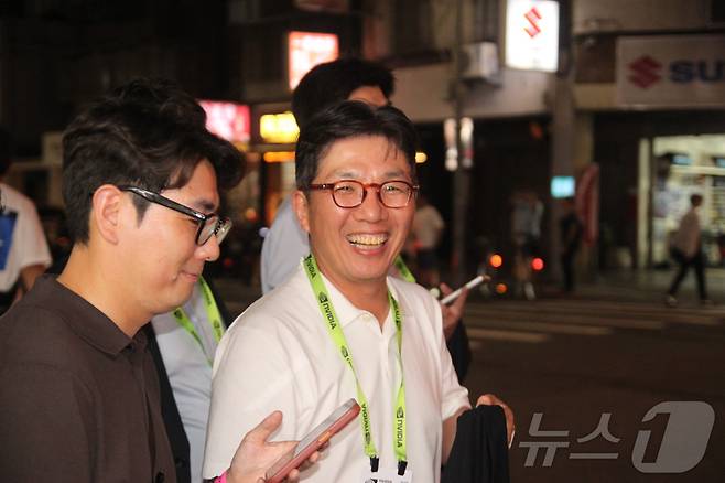김유원 네이버클라우드 대표가 1일(현지시간) 오후 대만 타이베이에서 열린 엔비디아 ‘코리안 파트너스 나잇’ 만찬 행사를 마치고 취재진과 인터뷰하고 있다.2026.6.1 ⓒ 뉴스1 김민재 기자