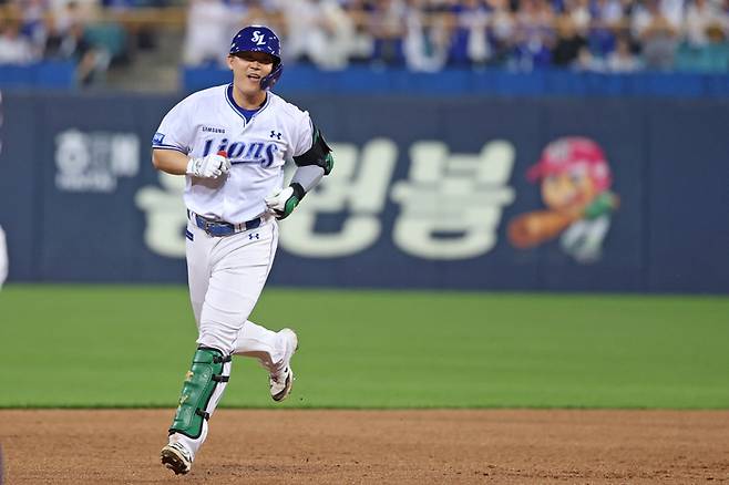 삼성 전병우가 29일 대구삼성라이온즈파크에서 열린 2026 KBO리그 정규시즌 두산과 경기에서 8회말 솔로포를 날린 후 베이스를 돌고 있다. 사진 | 삼성 라이온즈