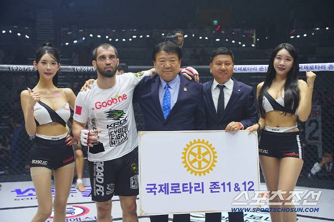 카밀 마고메도프가 박시원에게 심판전원일치의 판정승을 거두고 트로피를 받았다. 사진제공=로드FC