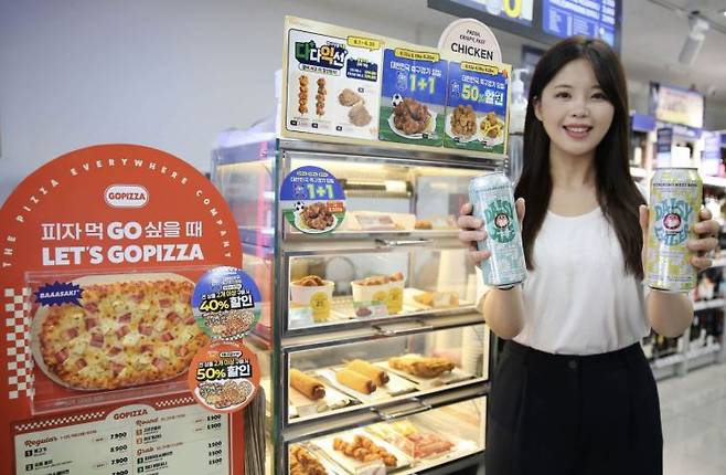 GS25 관계자가 간편식과 주류 등 행사 상품을 소개하고 있다. GS리테일 제공