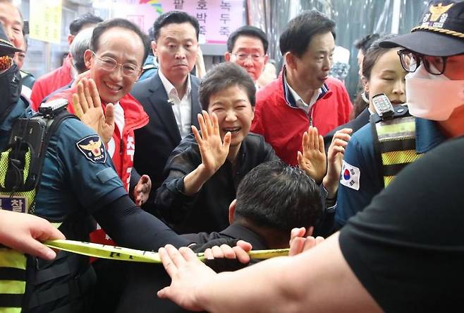 박근혜 전 대통령이 지난달 31일 오후 대구 중구 서문시장에서 국민의힘 추경호 대구시장 후보의 유세를 지원하고 있다. 연합뉴스