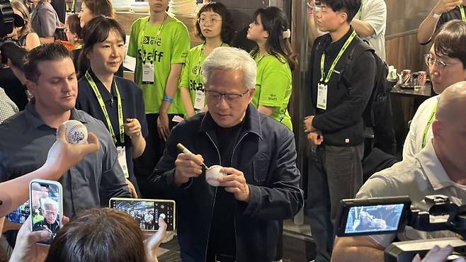 젠슨 황 엔비디아 최고경영자(CEO)가 1일(현지시간) 대만 타이베이의 한 식당에서 열린 한국 기업과의 만찬 행사 '코리아 파트너 나이트' 자리에서 야구공에 사인을 하고 있다. 공동취재단