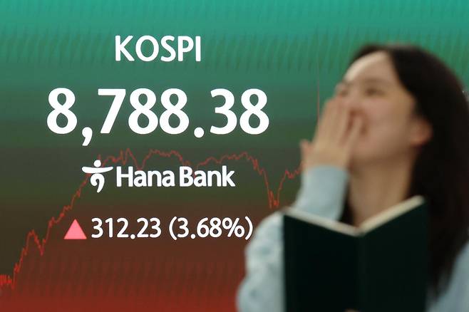 코스피가 전 거래일(8476.15)보다 312.23포인트(3.68%) 오른 8788.38에 장을 마감한 1일 오후 서울 중구 하나은행 딜링룸 전광판에 지수가 표시되고 있다. 코스닥 지수는 전 거래일(1074.80)보다 24.77포인트(2.30%) 하락한 1050.03에 거래를 마쳤다. 원·달러 환율은 전 거래일(1507.9원)보다 3.6원 내린 1504.3원에 주간 거래를 마감했다. 2026.06.01. 서울=뉴시스