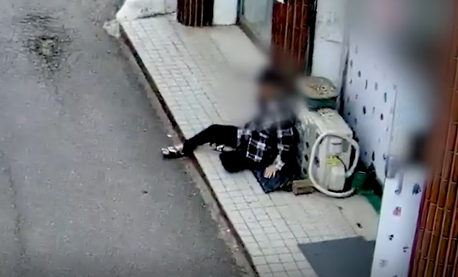 지난 4월 29일 경기 군포의 한 주택가에 치매를 앓고 있는 A씨(95)가 땅바닥에 주저 앉아 있는 모습./사진=유튜브 '대한민국 경찰청' 캡처