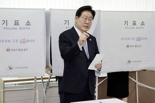 이재명 대통령이 제9회 전국동시지방선거 사전투표 첫날인 지난달 29일 서울 종로구 삼청동 주민센터에서 사전 투표 중 기표 도장 관련 문의를 하고 있다. 뉴시스