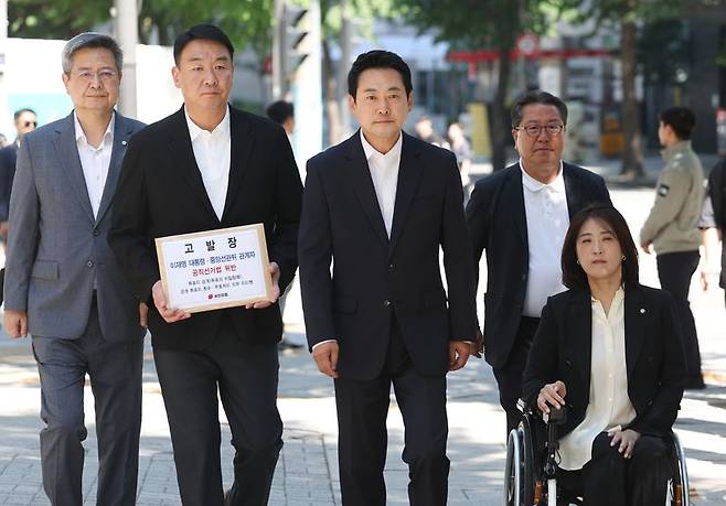 국민의힘 장동혁(왼쪽 세번째) 상임선거대책위원장을 비롯한 의원들이 지난달 30일 서울 종로구 서울지방경찰청 민원실에 이재명 대통령에 대해 '공직선거법상 투표의 비밀침해죄' 혐의, 중앙선거관리위원회 관계자에 대해 '공직선거법 위반 및 직무유기' 혐의로 고발장을 제출하기 위해 이동하고 있다. 뉴시스