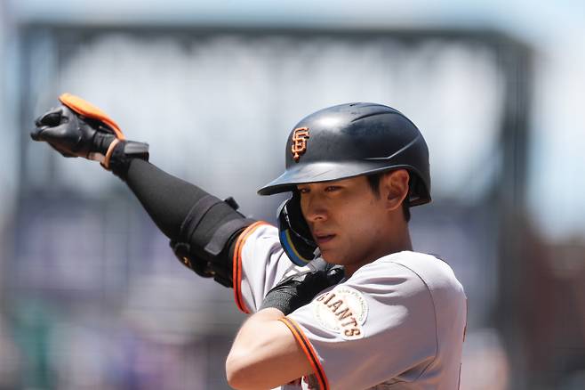 <yonhap photo-1512=""> San Francisco Giants' Jung Hoo Lee gestures to the dugout after reaching first base on an RBI single off Colorado Rockies starting pitcher Tanner Gordon in the first inning of a baseball game Sunday, May 31, 2026, in Denver. (AP Photo/David Zalubowski)/2026-06-01 05:38:07/ <저작권자 ⓒ 1980~2026 ㈜연합뉴스. 무단 전재 재배포 금지, AI 학습 및 활용 금지></yonhap>