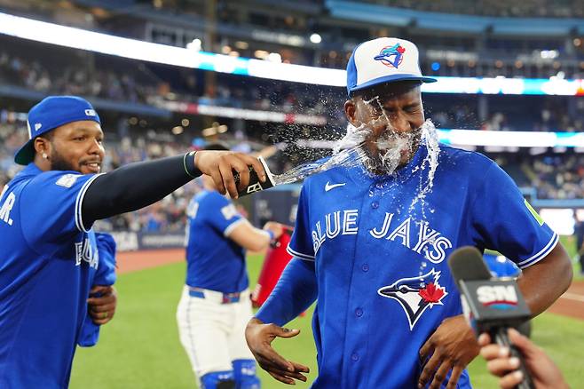 <yonhap photo-2708=""> Toronto Blue Jays' Vladimir Guerrero Jr. (27) pours water on Jesus Sanchez (12) after the win over the Miami Marlins during a baseball game in Toronto on Tuesday May 26, 2026. (Frank Gunn/The Canadian Press via AP) MANDATORY CREDIT/2026-05-27 11:24:36/ <저작권자 ⓒ 1980~2026 ㈜연합뉴스. 무단 전재 재배포 금지, AI 학습 및 활용 금지></yonhap>