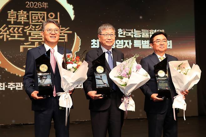 왼쪽부터 곽재선 회장, 서병륜 회장, 백홍주 대표이사.