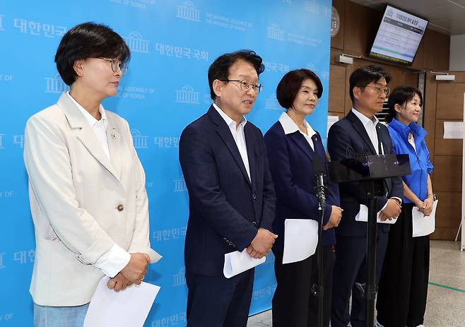 김부겸 더불어민주당 대구시장 후보 캠프 권칠승 공동선대위원장(왼쪽 두 번째)을 비롯한 대구·경북 출신 여당 의원들이 1일 국회 소통관에서 김 후보 지지를 호소하는 기자회견을 연 뒤 취재진의 질문에 답하고 있다. 왼쪽부터 임미애, 권칠승, 한정애, 박해철, 이재정 의원. 연합뉴스