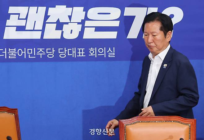 정청래 더불어민주당 대표가 지난달 28일 국회 당대표실에서 ‘서울의 안전 이대로 괜찮은가’ 주제로 열린 더불어민주당 국토교통위원회·행정안전위원회 주최 전문가 긴급 좌담회에 입장하고 있다. 박민규 선임기자