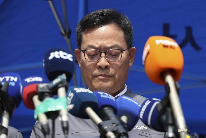 손재일 한화에어로스페이스 대표이사가 1일 오후 대전 유성구 한화에어로스페이스 대전사업장 앞에서 브리핑을 마치고 침통한 표정을 짓고 있다. 김금보