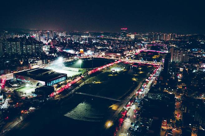 오산천 벚꽃축제 야경. 오산시 제공