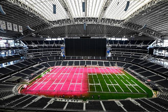 미국프로풋볼(NFL) 댈러스 카우보이스의 홈 경기장인 AT&T 스타디움이 북중미월드컵 9경기를 성공적으로 치르기 위해 인조 잔디를 천연 잔디로 교체했다. 또 천연 잔디가 경기장에 뿌리내릴 수 있도록 분홍색을 띠는 발광다이오드(LED) 생육 조명을 설치했다. AFP연합뉴스
