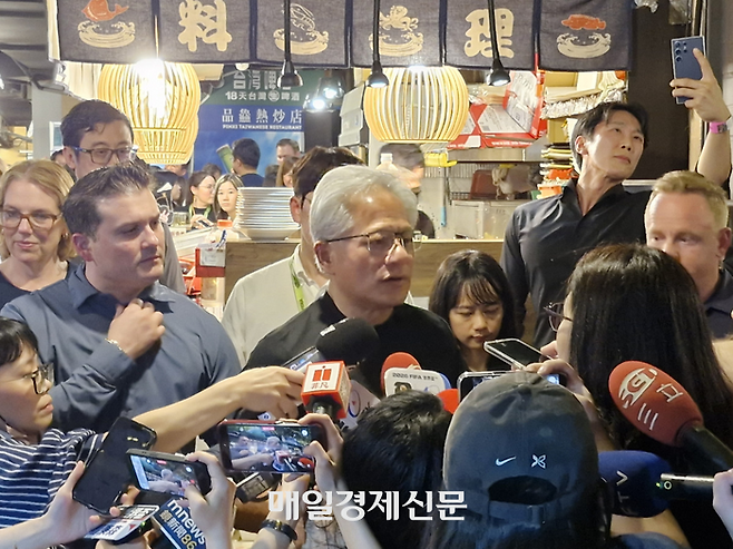 젠슨 황 엔비디아 CEO(사진 가운데)가 1일 대만 타이베이에서 열린 ‘코리아 파트너 나이트’ 행사에서 기자들의 질문에 답하고 있다. <공동취재단>