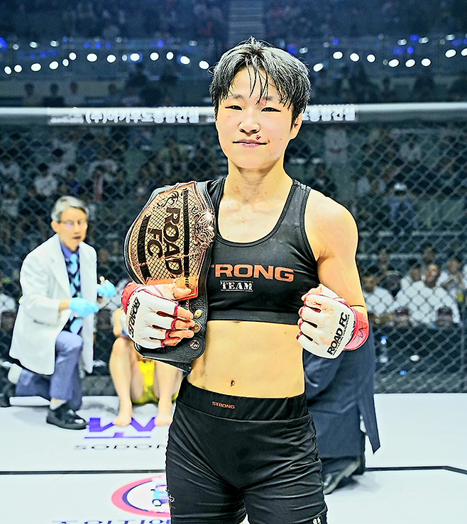 종합격투기 선수 박정은이 2026년 5월 서울특별시 중구 장충체육관 특설 케이지에서 제3대 로드FC 여자 아톰급 챔피언 등극 기념 촬영을 하고 있다. 사진=세계격투스포츠협회