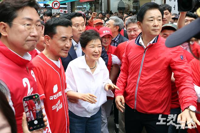 박근혜 전 대통령이 28일 강원도 원주시 중앙시장을 방문해 시민들과 인사를 하고 있다. 윤창원 기자
