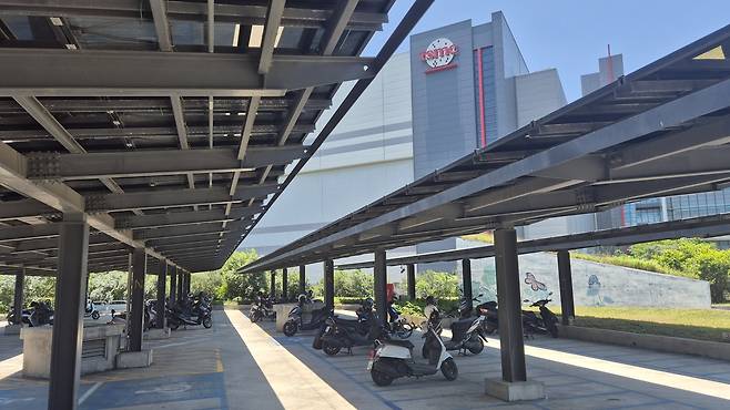 31일 대만 신주시 신주과학단지의 TSMC 팹 건물 직원 주차장에 스쿠터들이 주차돼 있다. 김윤수 기자
