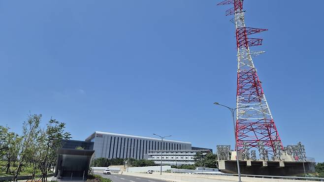31일 대만 신주시 신주과학단지의 TSMC R&D 시설(왼쪽)과 현재 건설 중인 신규 팹에 전력을 공급하기 위해 지어지는 송전탑의 모습. 김윤수 기자