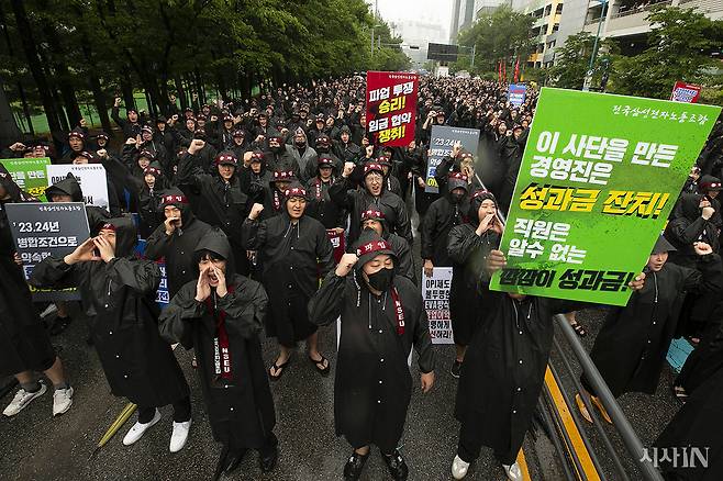전국삼성전자노동조합 조합원들이 2024년 7월8일 경기도 화성시 삼성전자 화성사업장 정문 앞에서 열린 총파업 결의대회에서 구호를 외치고 있다. ⓒ시사IN 이명익
