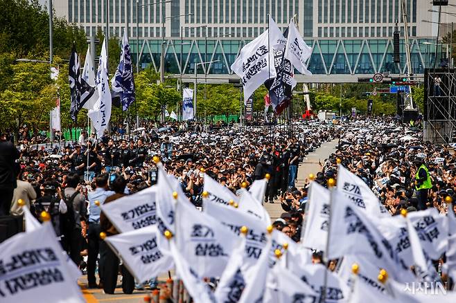 4월23일 삼성전자 노조 공동투쟁본부가 삼성전자 평택캠퍼스 앞에서 결의대회를 열고 있다. ⓒ김흥구