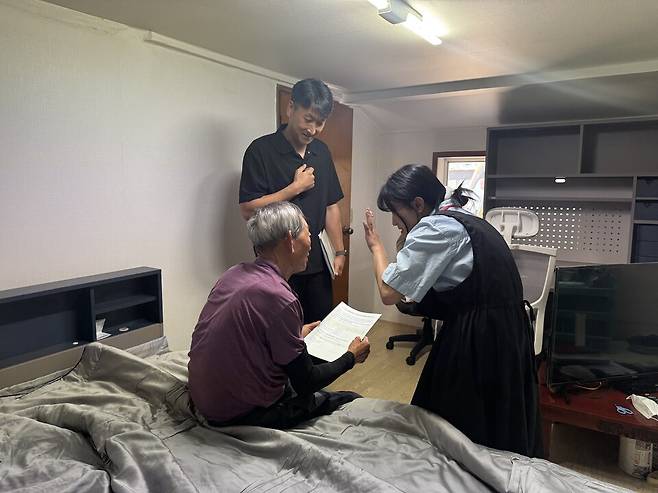 지역 내 취약계층 아동 가구를 대상으로 주거환경개선 프로젝트 지원 안내를 하고 있는 모습 ⓒ통영시 제공