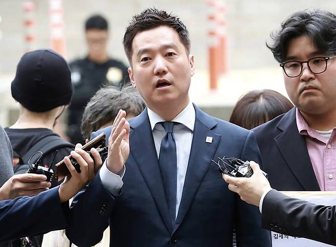 배우 김수현의 명예를 훼손한 혐의를 받는 김세의 가로세로연구소 대표가 지난 5월26일 오전 서울 서초구 서울중앙지방법원에서 열린 구속 전 피의자 심문(영장실질심사)에 출석하고 있다. ⓒ시사저널 박정훈