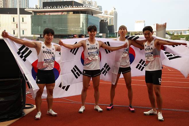 한국 육상 U20 계주 대표팀이 31일 U20 아시아 육상선수권 4X100m에서 우승을 차지한 뒤 태극기를 들고 세리머니하고 있다. 대한육상연맹 제공