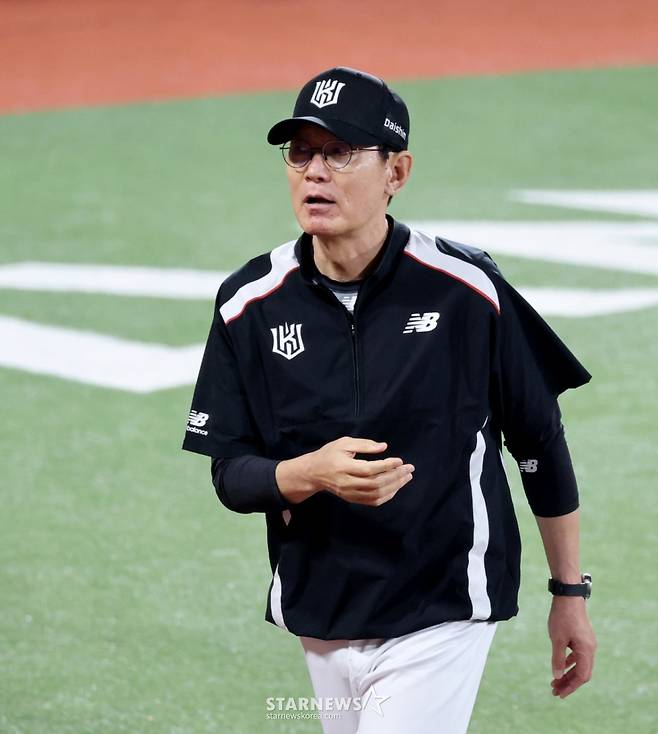 KT 이강철 감독이 22일 수원KT위즈파크에서 열리는 2026KBO리그 KT위즈와 NC다이노스 경기에서 승리한 후 그라운드를 나서고 있다. 2026.0.22. /사진=강영조 cameratalks@