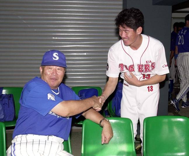 2001시즌 다시 고향팀인 KIA 타이거즈로 돌아간 뒤 삼성 더그아웃을 찾은 이강철이 김응용 당시 삼성 감독(왼쪽)에게 인사하고 있다. /사진=삼성 라이온즈