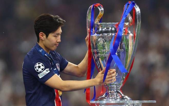파리 생제르맹(PSG) 공격수 이강인이 사우디아라비아 알아흘리의 관심을 받으면서 향후 거취에 대한 관심이 다시 커지고 있다. PSG 리포트는 지난달 31일 '이강인과 곤살루 하무스가 다음 시즌 더 중요한 역할을 원하고 있다. 이번 여름 이적 가능성을 검토할 예정'이라고 전했다. 이강인에게 러브콜을 보낸 구단 중 아시아축구연맹 챔피언스리그 엘리트(ACLE) 2연패를 달성한 알 아흘리가 있다. 다만 이강인이 파리에서 가족 및 여자친구와 잘 생활하고 있고, 아직 사우디를 생각할 나이는 아니어서 알 아흘리행이 실현될지는 미지수다. 연합뉴스