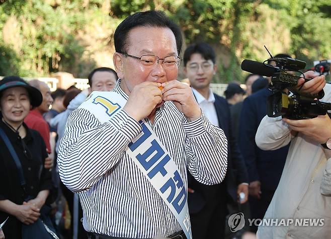 새벽시장서 과일 맛보는 김부겸 (대구=연합뉴스) 김현태 기자 = 더불어민주당 김부겸 대구시장 후보가 31일 오전 대구 중구 달성공원 새벽시장에서 상인이 건넨 시식용 오렌지를 맛보고 있다. 2026.5.31
mtkht@yna.co.kr
