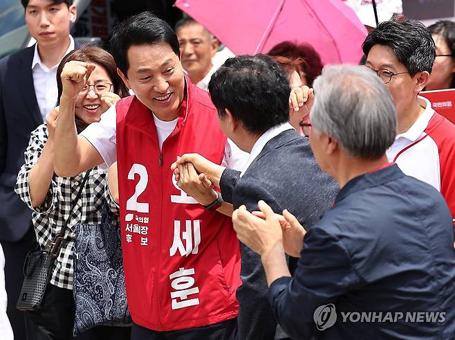 인사하는 오세훈 후보 (서울=연합뉴스) 윤동진 기자 = 국민의힘 오세훈 서울시장 후보가 1일 서울 롯데백화점 노원점 앞에서 열린 유세에 앞서 인사를 하고 있다. 2026.6.1 mon@yna.co.kr