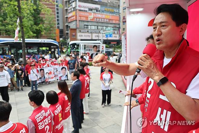 지지 호소하는 오세훈 후보 (서울=연합뉴스) 윤동진 기자 = 국민의힘 오세훈 서울시장 후보가 1일 서울 롯데백화점 노원점 앞에서 지지를 호소하고 있다. 2026.6.1 mon@yna.co.kr