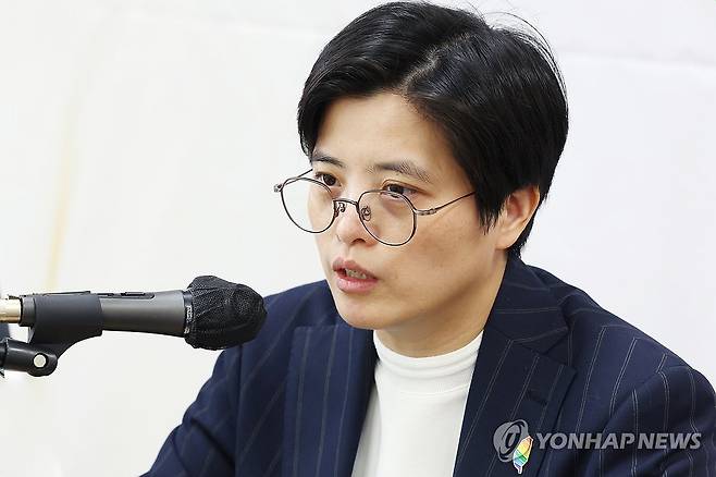 부커상 수상 소감 말하는 양솽쯔 작가 (서울=연합뉴스) 진연수 기자 = '2026 인터내셔널 부커상'을 수상한 대만 작가 양솽쯔가 1일 오후 서울 중구 스페이스에이드에서 열린 내한 기념 기자간담회에서 수상 관련 소감을 말하고 있다. 2026.6.1 jin90@yna.co.kr