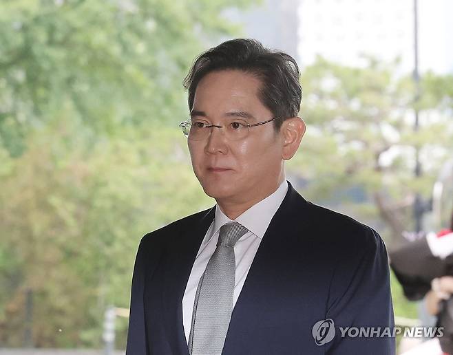 삼성 호암상 시상식 참석하는 이재용 회장 (서울=연합뉴스) 박동주 기자 = 이재용 삼성전자 회장이 1일 서울 중구 신라호텔에서 열린 2026 삼성 호암상 시상식에 참석하기 위해 이동하고 있다. 2026.6.1 pdj6635@yna.co.kr