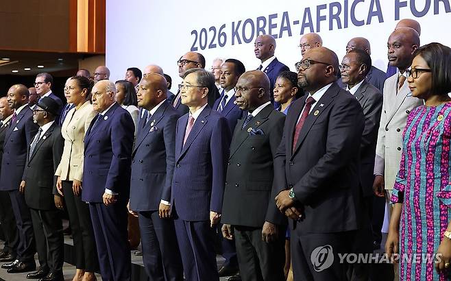 2026 한-아프리카 외교장관회의 기념촬영 (서울=연합뉴스) 김주형 기자 = 1일 서울 중구 롯데호텔에서 열린 2026 한-아프리카 외교장관회의에서 조현 외교부 장관(앞줄 가운데)과 각국 장관들이 기념촬영을 하고 있다. 2026.6.1 kjhpress@yna.co.kr